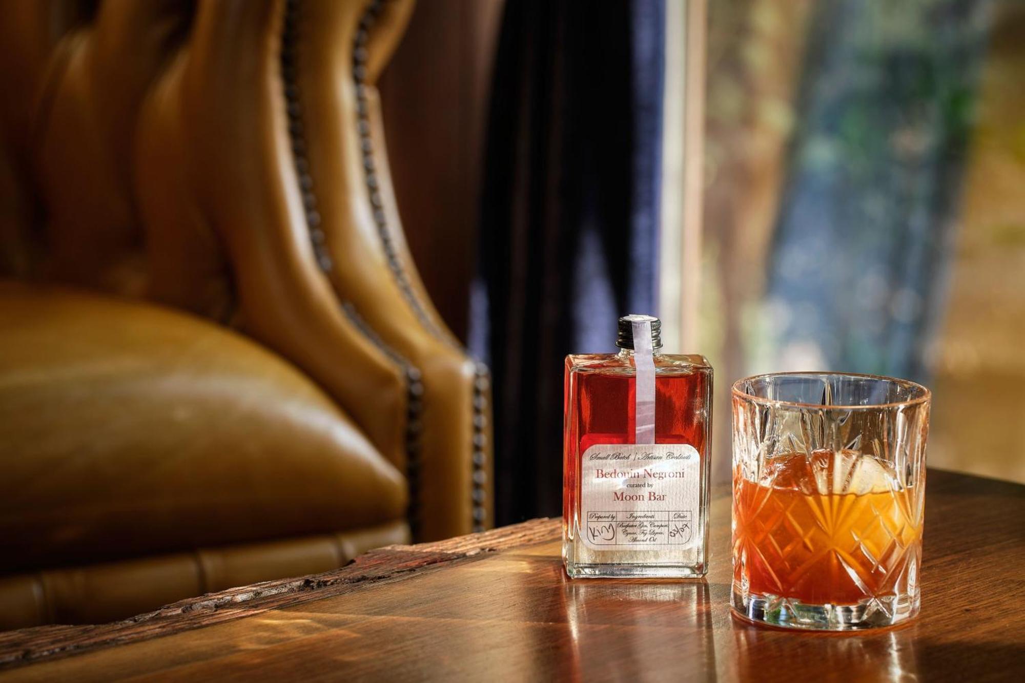 فندق ريتز كارلتون رأس الخيمة,صحراء الوادي المظهر الخارجي الصورة A bottle of Old fashioned cocktail syrup