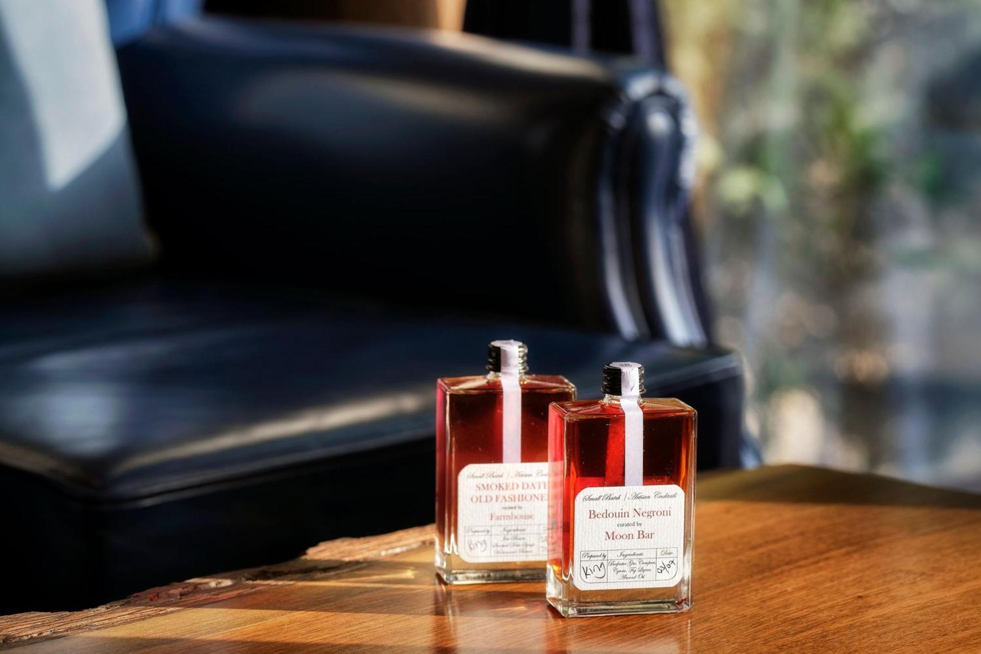 فندق ريتز كارلتون رأس الخيمة,صحراء الوادي المظهر الخارجي الصورة Two bottles of gin