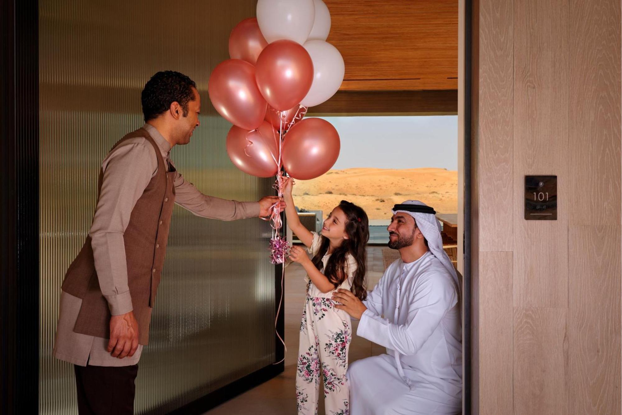 فندق ريتز كارلتون رأس الخيمة,صحراء الوادي المظهر الخارجي الصورة A family at the hotel