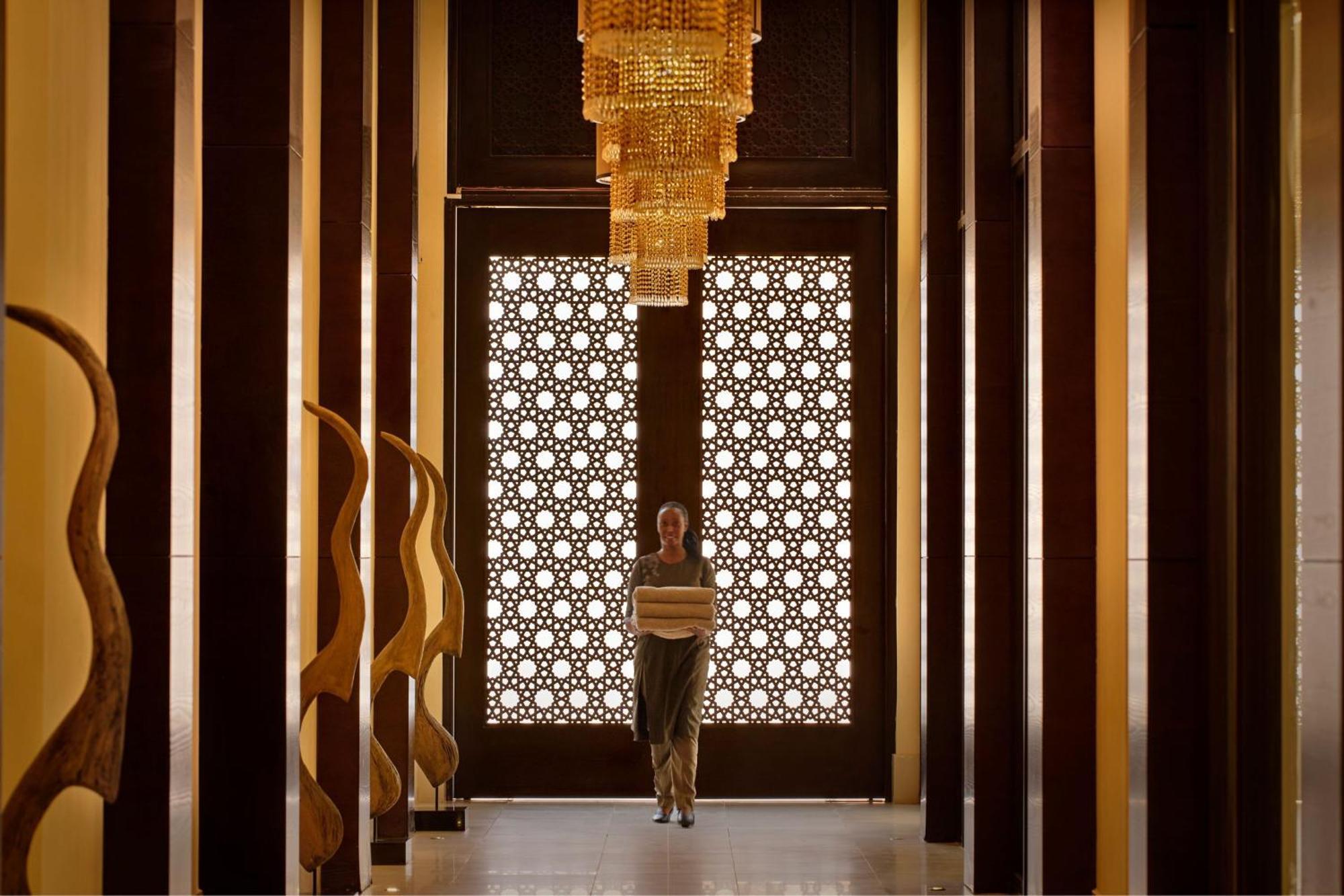 فندق ريتز كارلتون رأس الخيمة,صحراء الوادي المظهر الخارجي الصورة The lobby of the Ritz-Carlton, DIFC