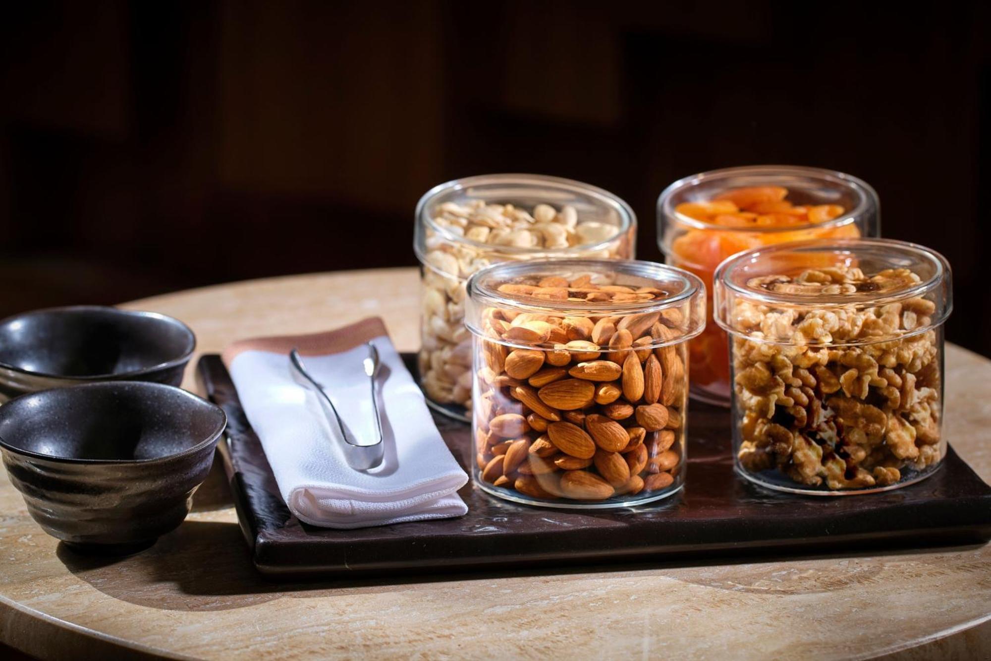 فندق ريتز كارلتون رأس الخيمة,صحراء الوادي المظهر الخارجي الصورة A selection of bar snacks
