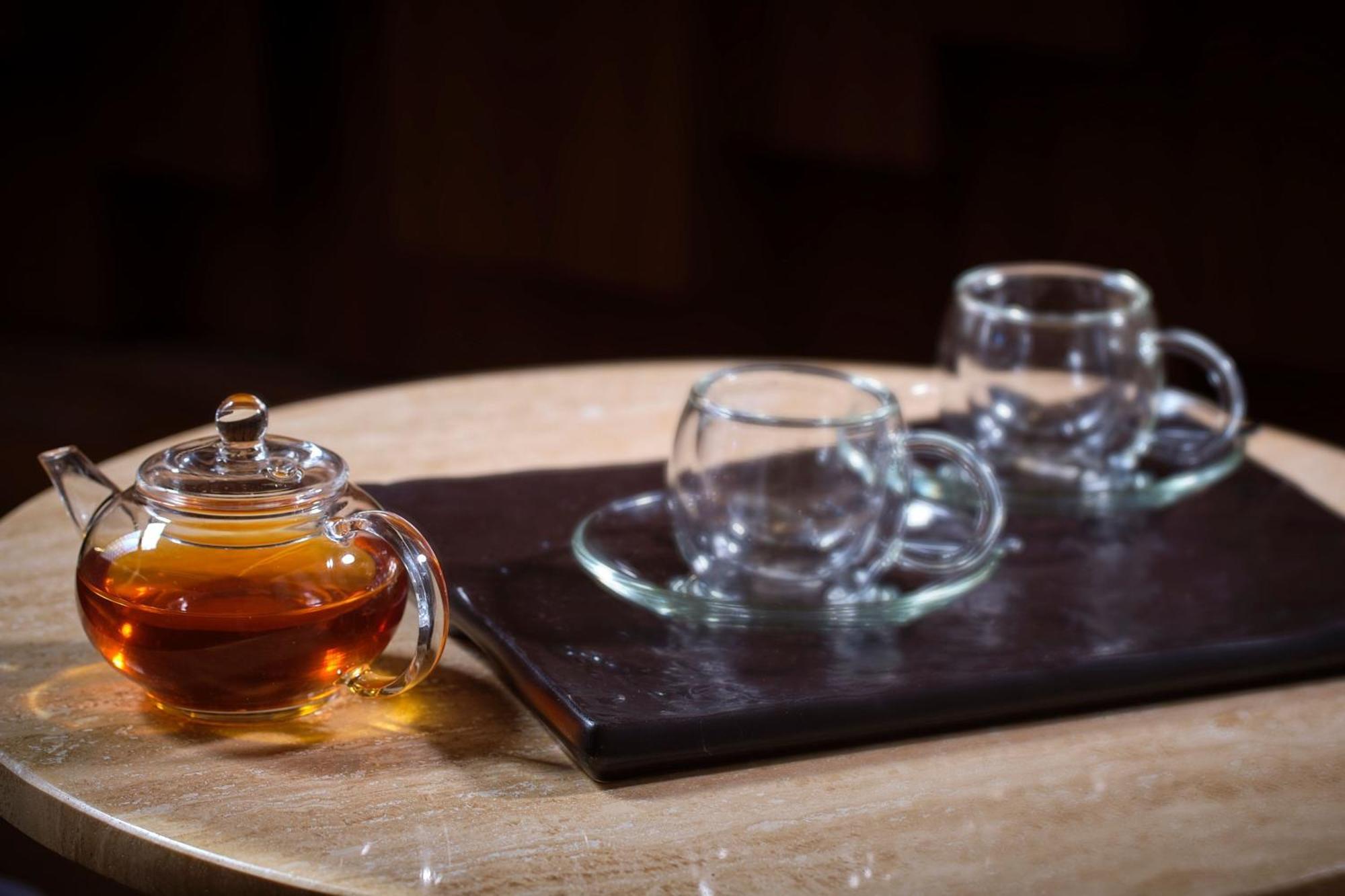 فندق ريتز كارلتون رأس الخيمة,صحراء الوادي المظهر الخارجي الصورة A glass teapot and two glass cups