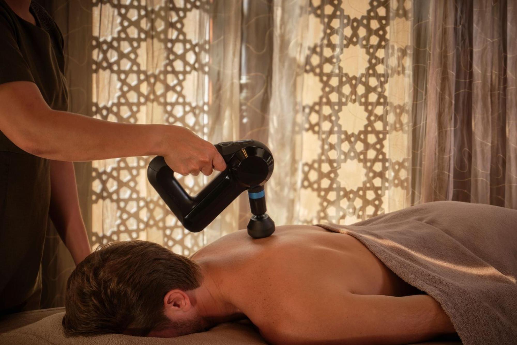 فندق ريتز كارلتون رأس الخيمة,صحراء الوادي المظهر الخارجي الصورة Massage gun in use