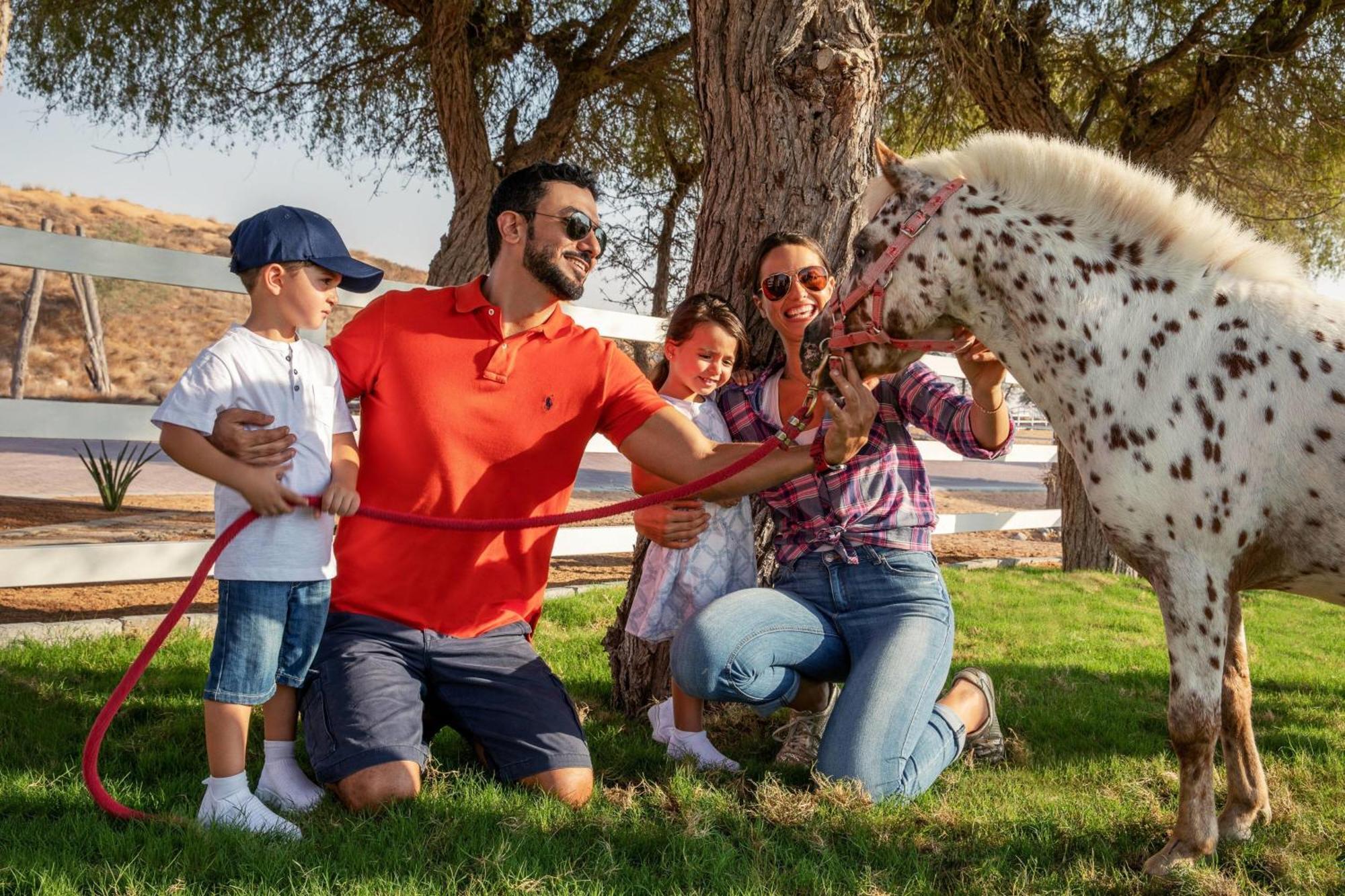 فندق ريتز كارلتون رأس الخيمة,صحراء الوادي المظهر الخارجي الصورة Family at the farm