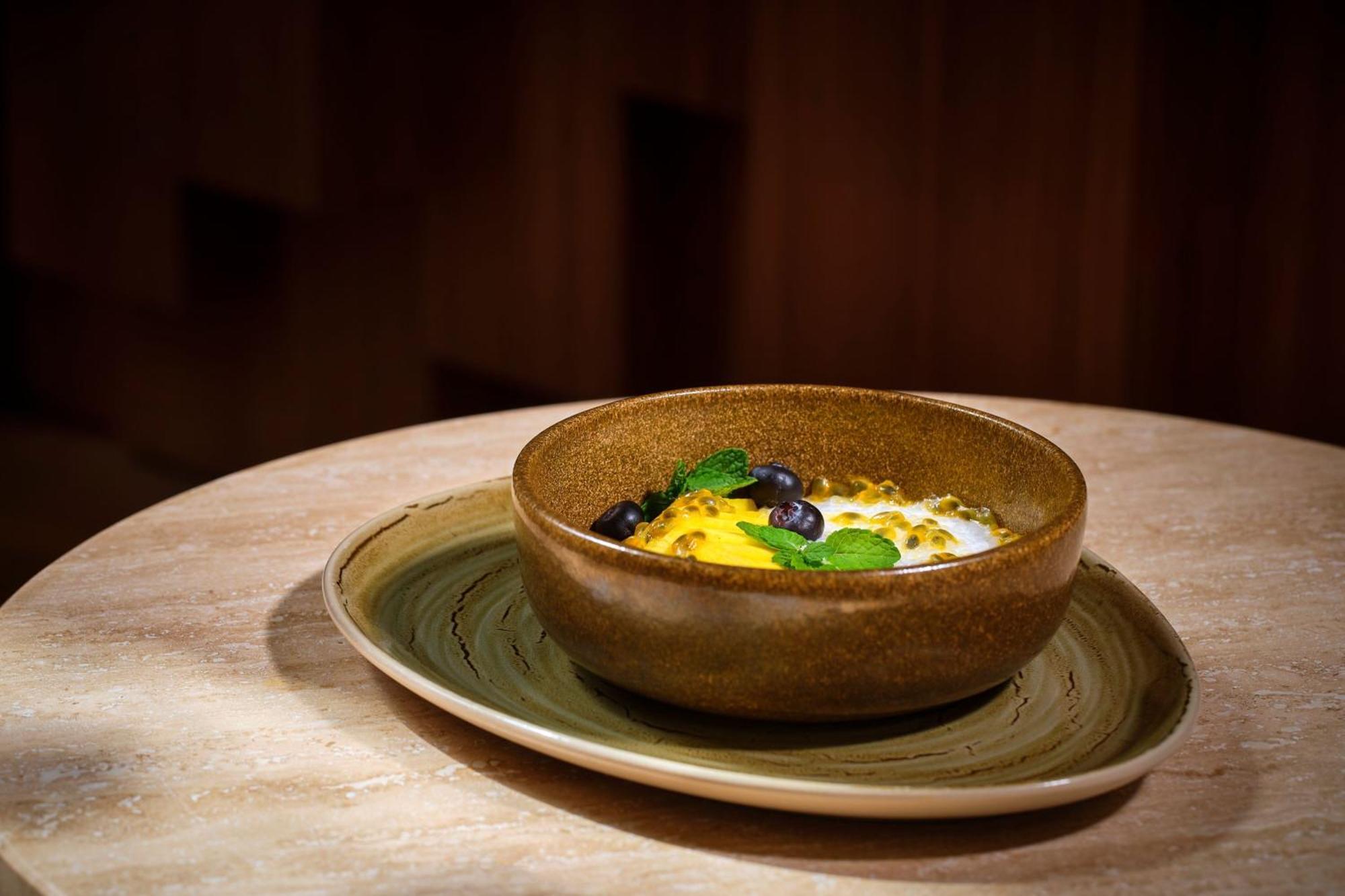 فندق ريتز كارلتون رأس الخيمة,صحراء الوادي المظهر الخارجي الصورة A bowl of yogurt with honey and blueberries